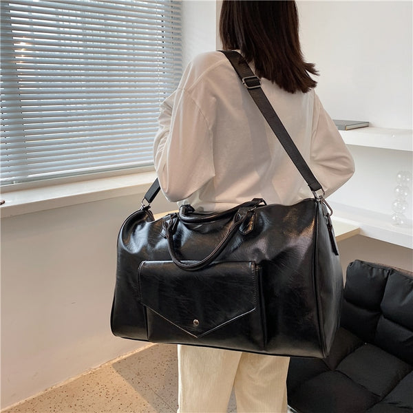 Sac de voyage en cuir femme noir lifestyle