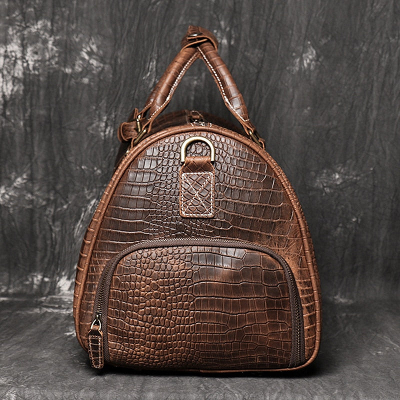 Sac de voyage en cuir rouge artisanal marocain vintage - Emblème chameau - Bon état - Accessoires & Bagagerie Sac de voyage en cuir rouge artisanal marocain vintage - Emblème chameau - Bon état - Accessoires & Bagagerie