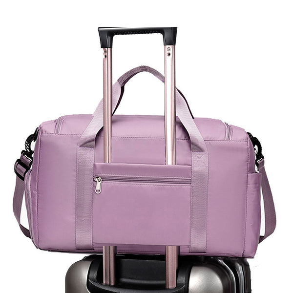 Sac de voyage femme sur valise